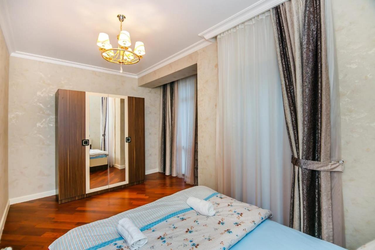 Lux Family Apartment In City Center Баку Екстериор снимка