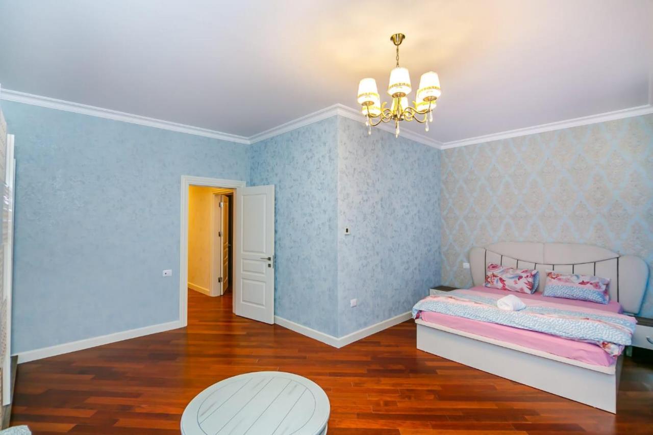 Lux Family Apartment In City Center Баку Екстериор снимка