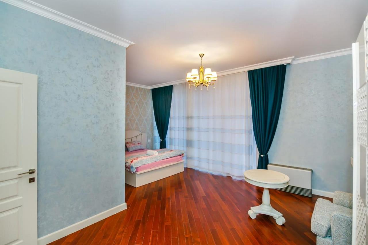 Lux Family Apartment In City Center Баку Екстериор снимка