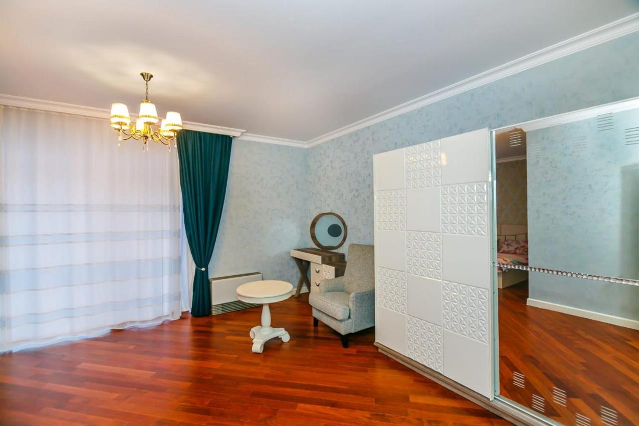 Lux Family Apartment In City Center Баку Екстериор снимка