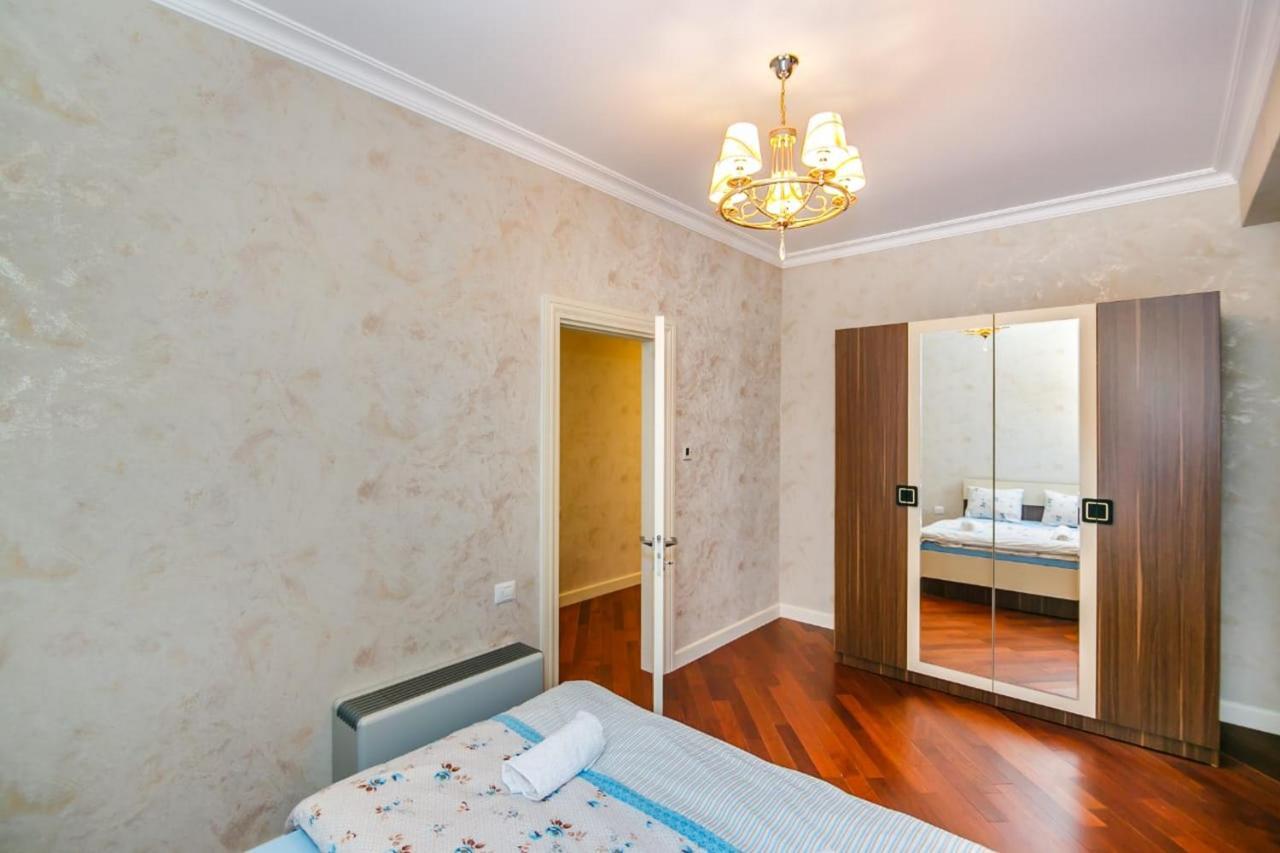 Lux Family Apartment In City Center Баку Екстериор снимка