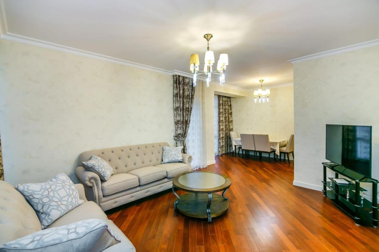 Lux Family Apartment In City Center Баку Екстериор снимка
